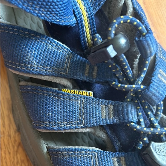 KEEN youth size 6 Outdoor Sandals grey waterproof washable durable like new - Picture 3 of 13